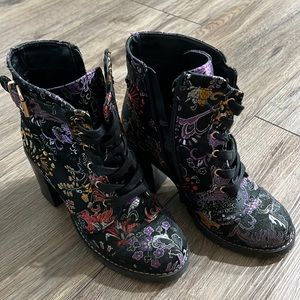 Patterned boots with heel